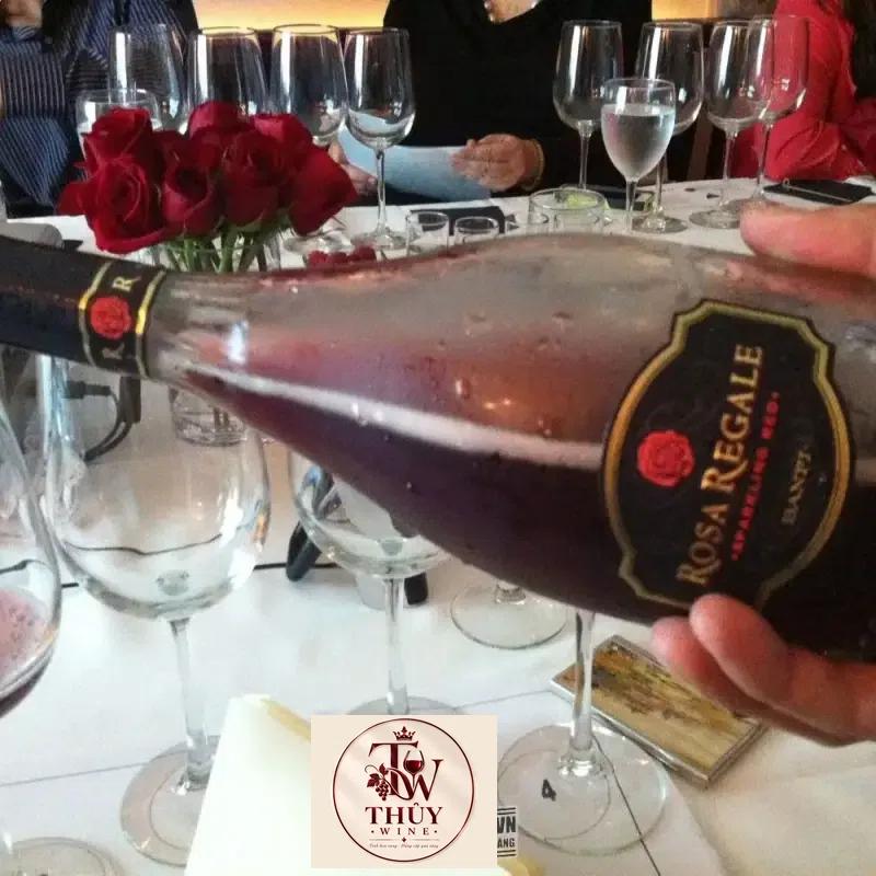 Rượu sâm banh Banfi Rosa Regale Sparkling Red